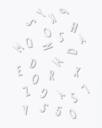 Set Figures and Letters Small - par Arne Jacobsen / Pour panneau perforé de Design Letters Blanc Design Letters Arne Jacobsen