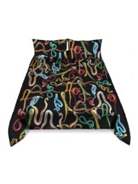 Постелнина за тоалети - Змии - 240 x 220 повеќебоен | Црна Селети Маурицио Кателан | Пјерпаоло Ферари