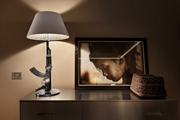 Nachttischlampe Gun / H 42 cm Weiß | Chrom Flos Philippe Starck