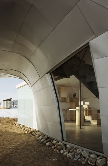 Maison métallique "monolithique" dans le désert, par Steven Holl
