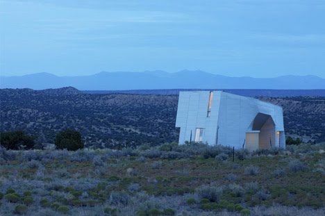 Maison métallique "monolithique" dans le désert, par Steven Holl