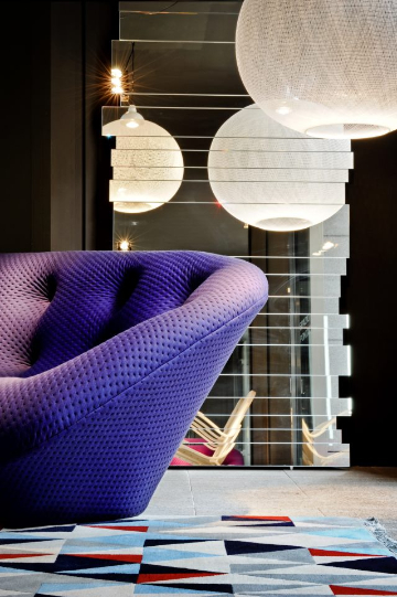 ploum purple sofa Pontaccio space