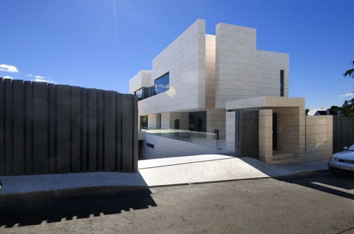 House-in-Las-Rozas-04-750x497