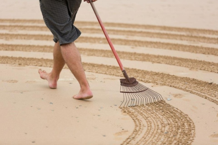 Tony Zeichnungen auf Sand 02