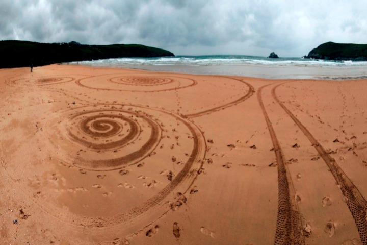 Tony drawings on sand 04