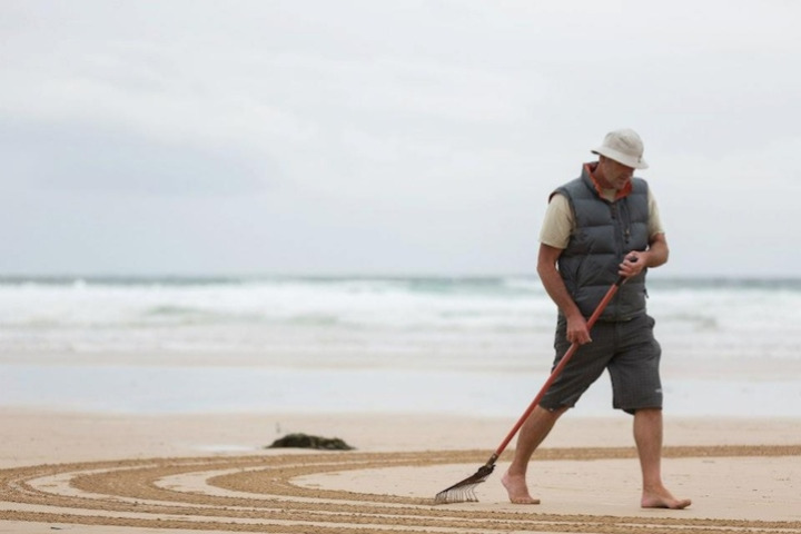 Tony Zeichnungen auf Sand 08