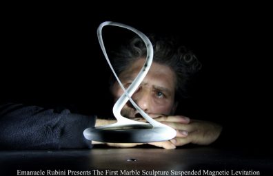 Emanuele Rubini presenta la prima scultura sospesa a levitazione magnetica in marmo Carrara cm 22x15x15 press