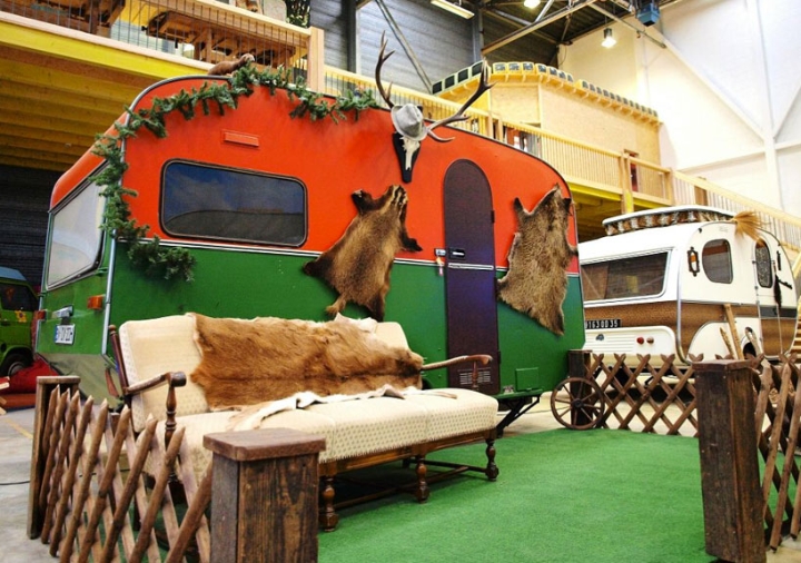 basecamp-an-Indoor-vintage-Campingplatz-Hostel-07