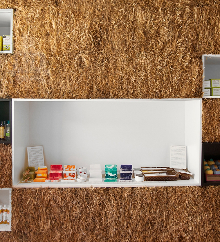 Hornowski-design-pieknalia-straw-bale-cosmetics-boutique-designboom02img