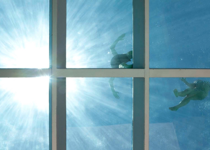 Jellyfish-House-by-Wiel-Arets-Architects-casa-piscina-vetro-trasparente-tetto-Marbella-Spain-ddarcart-05