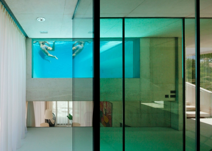 Jellyfish-House-by-Wiel-Arets-Architects-casa-piscina-vetro-trasparente-tetto-Marbella-Spain-ddarcart-06