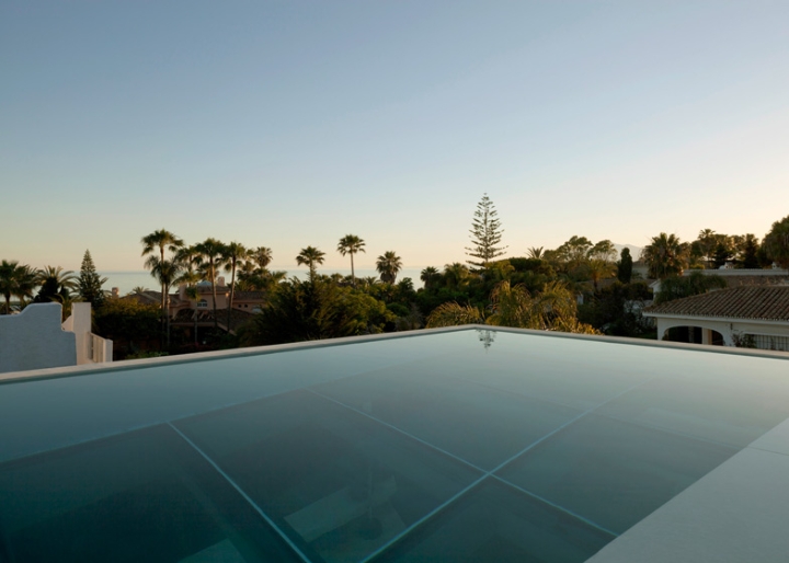 Jellyfish-House-by-Wiel-Arets-Architects-casa-piscina-vetro-trasparente-tetto-Marbella-Spain-ddarcart-07