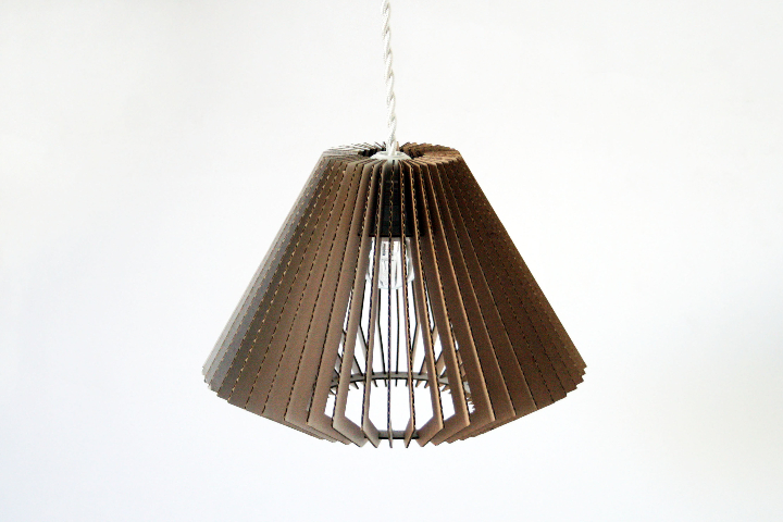 2014 COINCÉ DANS UNE LAMPE Lampcut 01