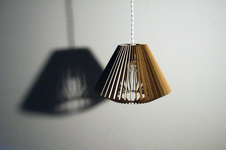 2014 COINCÉ DANS UNE LAMPE Lampcut 03