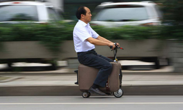 chinese-agricultor constrói-se em pleno funcionamento-mala-scooter designboom-01