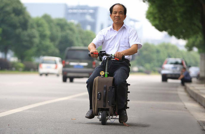 chinese-farmer-builds-to-fully-functioning-suitcase-scooter-designboom-02