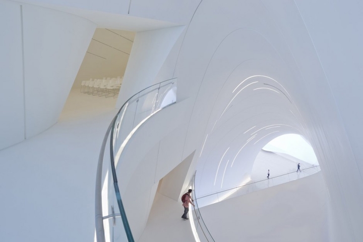 Heydar Aliyev-Center Zaha Hadid Social Design Magazin-21