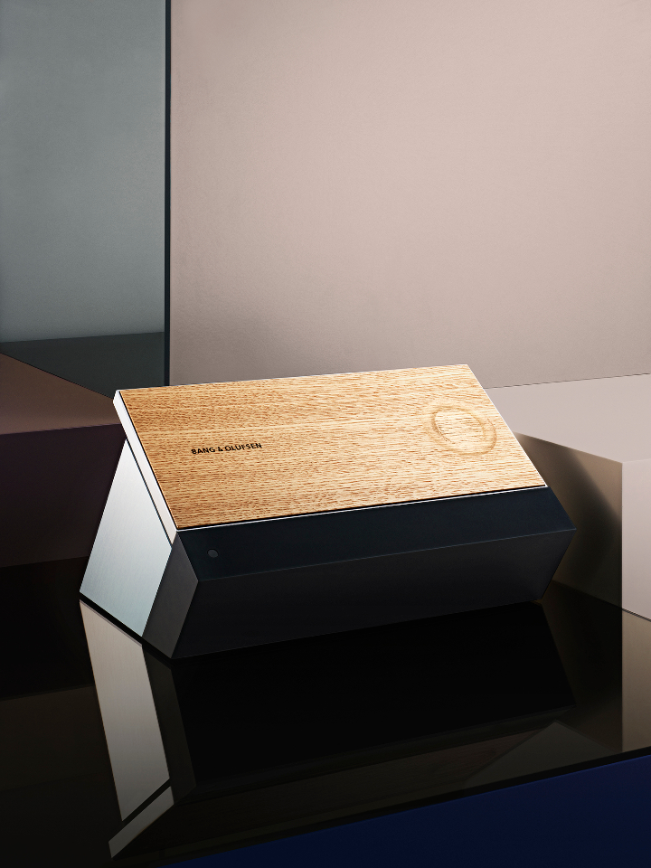 BeoSound-Moment-Vorne-Wood-Low-Res-2.jpg