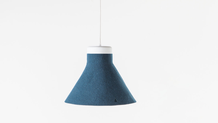 1200x679 incampana pendentif lampe bleu feutre