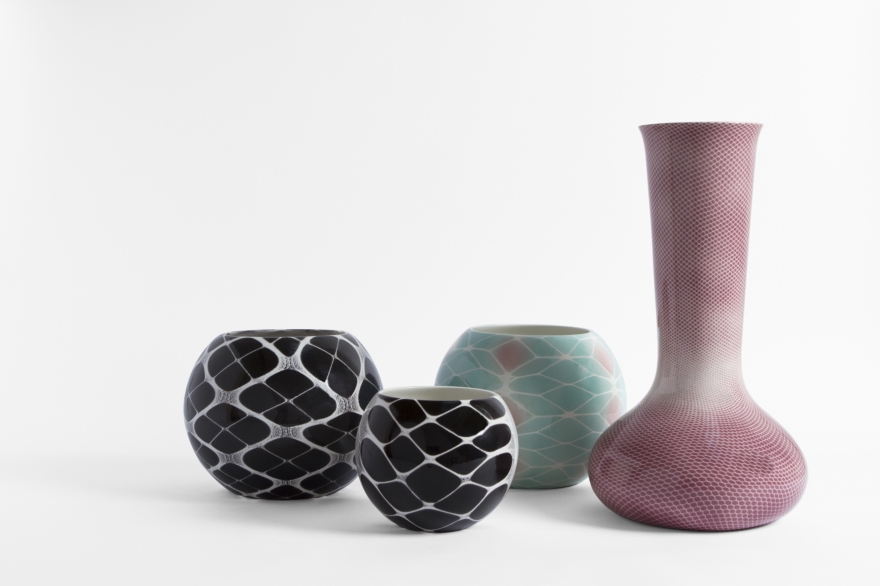Vasen aus dekorierter weißer Keramik, entworfen von Studio Nesta & Ludek