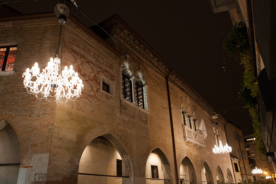 luci di Natale per Treviso, Masiero installa in centro Drylight: l'unico lampadario brevettato per esterno.