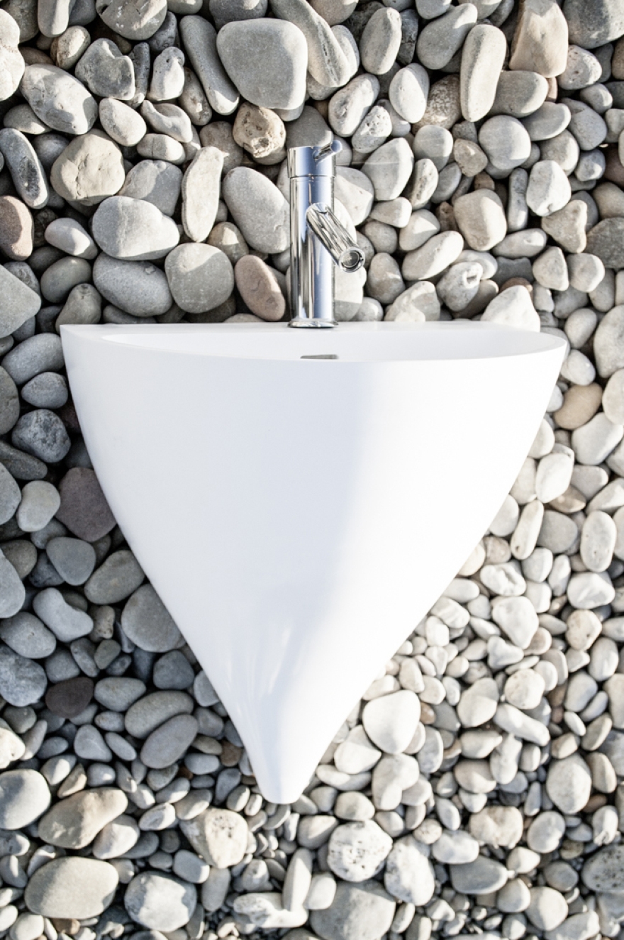Калија мијалник, дизајниран од Висен Клаусел за брендот Sanycces