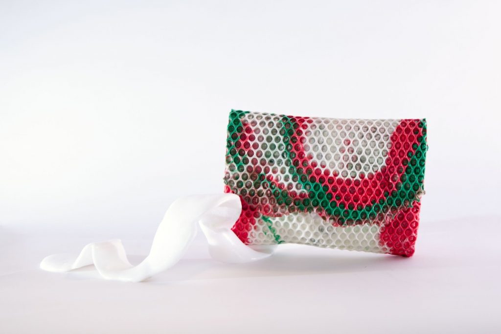 Wrap bag clutch in poliuretano mimetico rosa design Matteo Pellegrino