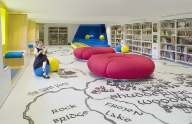 bibliothèque pour enfants London Day School de Thomas par Hugh Broughton Architectes et HI-MACS