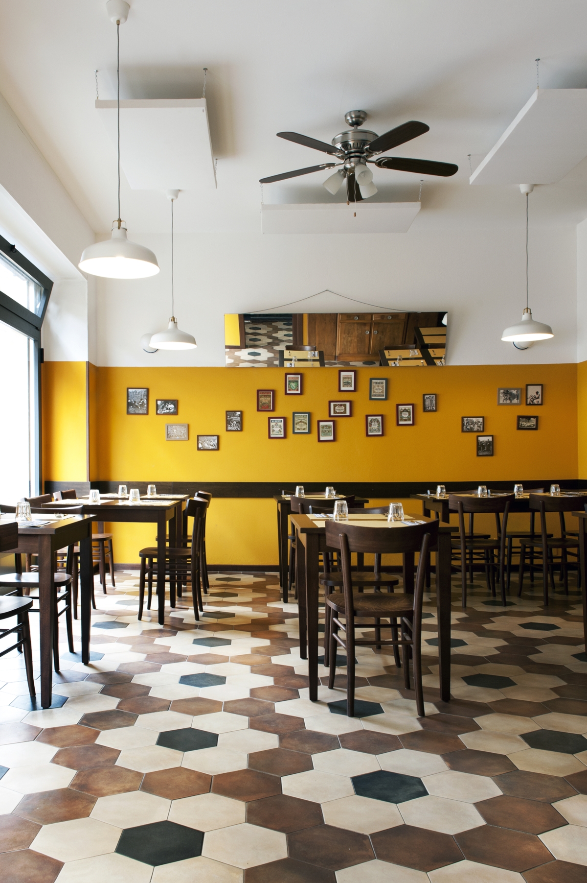 Restaurant Tripes à Milan, ancien restaurant scolaire design intérieur 16 millésime