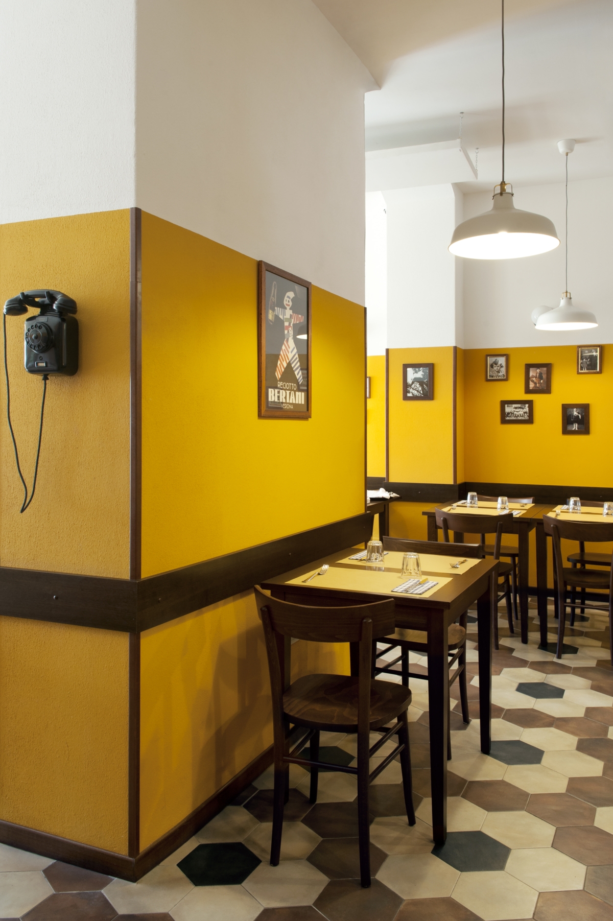 Restaurant Tripes à Milan, ancien restaurant scolaire design intérieur 19 millésime