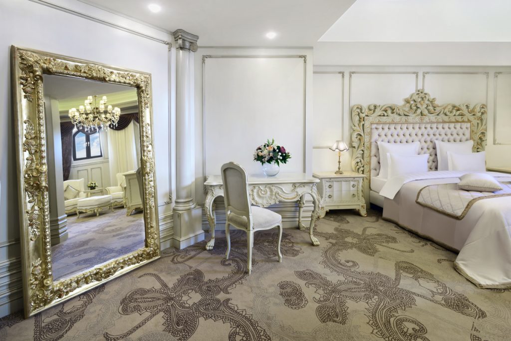 Um dos quartos da Suite Presidencial com mobiliário de ouro e branco