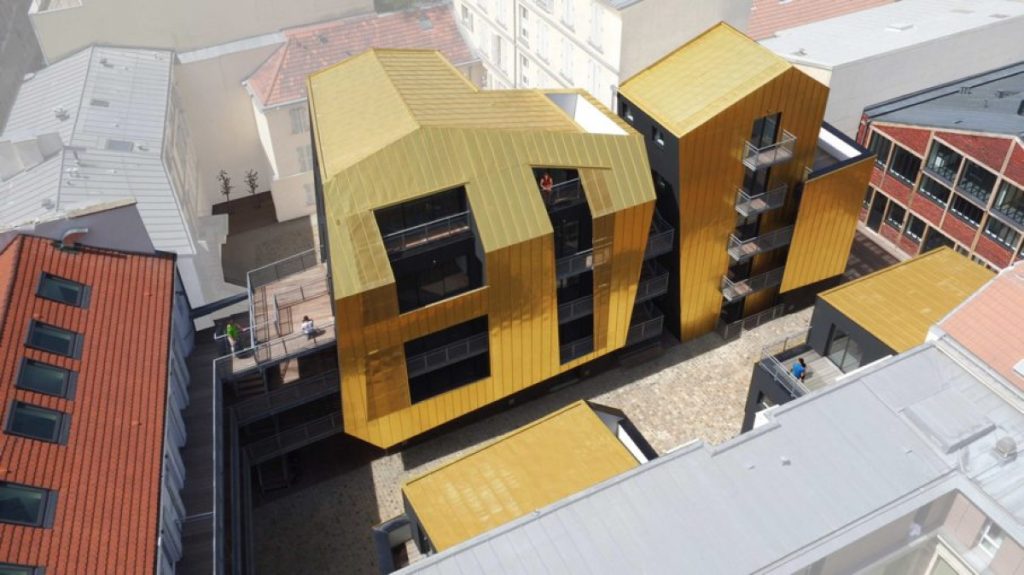 A Paris, une cour urbaine partagée bordée d'or