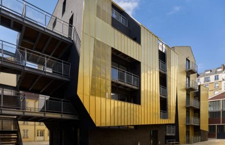 Em Paris, um pátio urbano compartilhado revestido de ouro