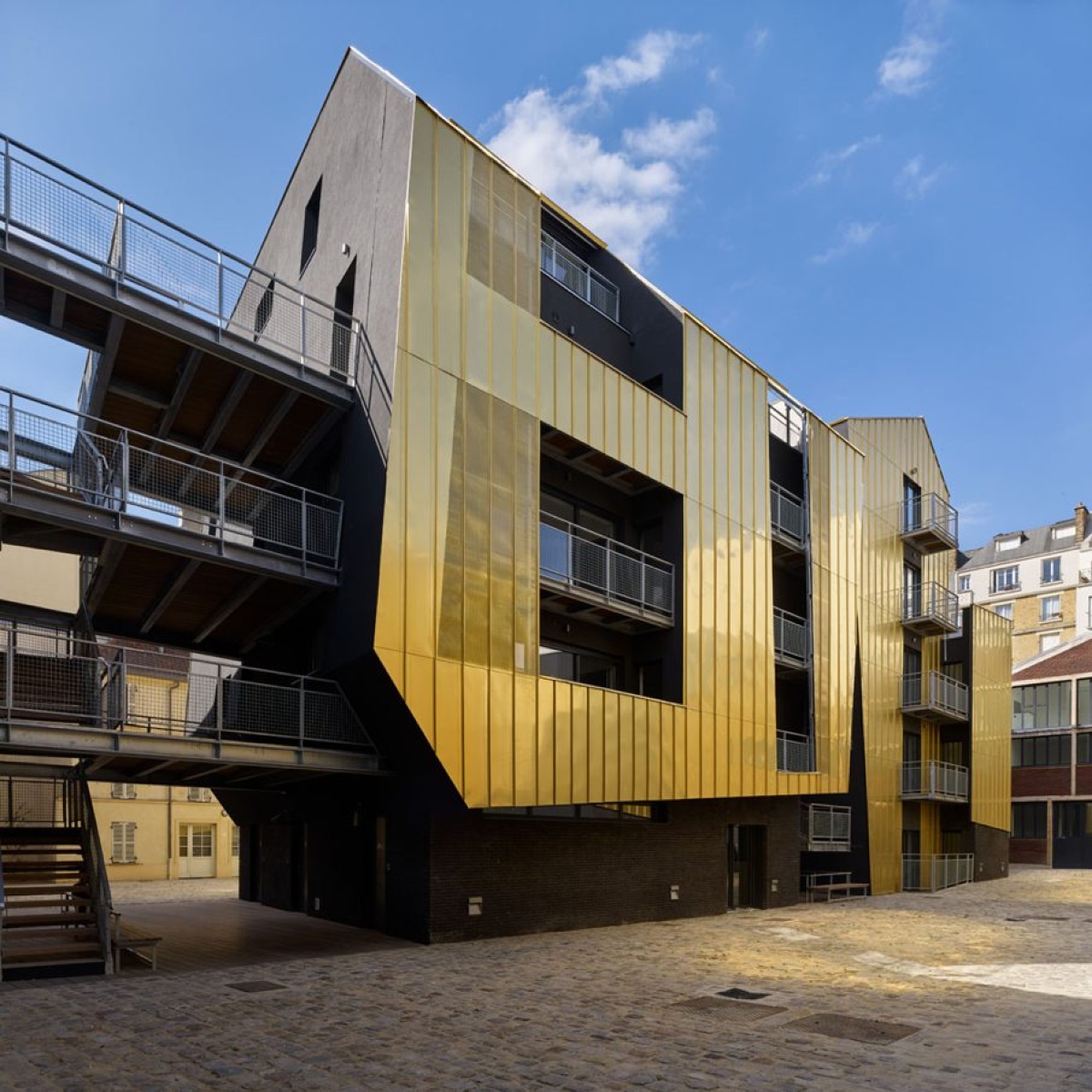 A Parigi un cortile urbano condiviso rivestito d’oro da Metek Achitecture