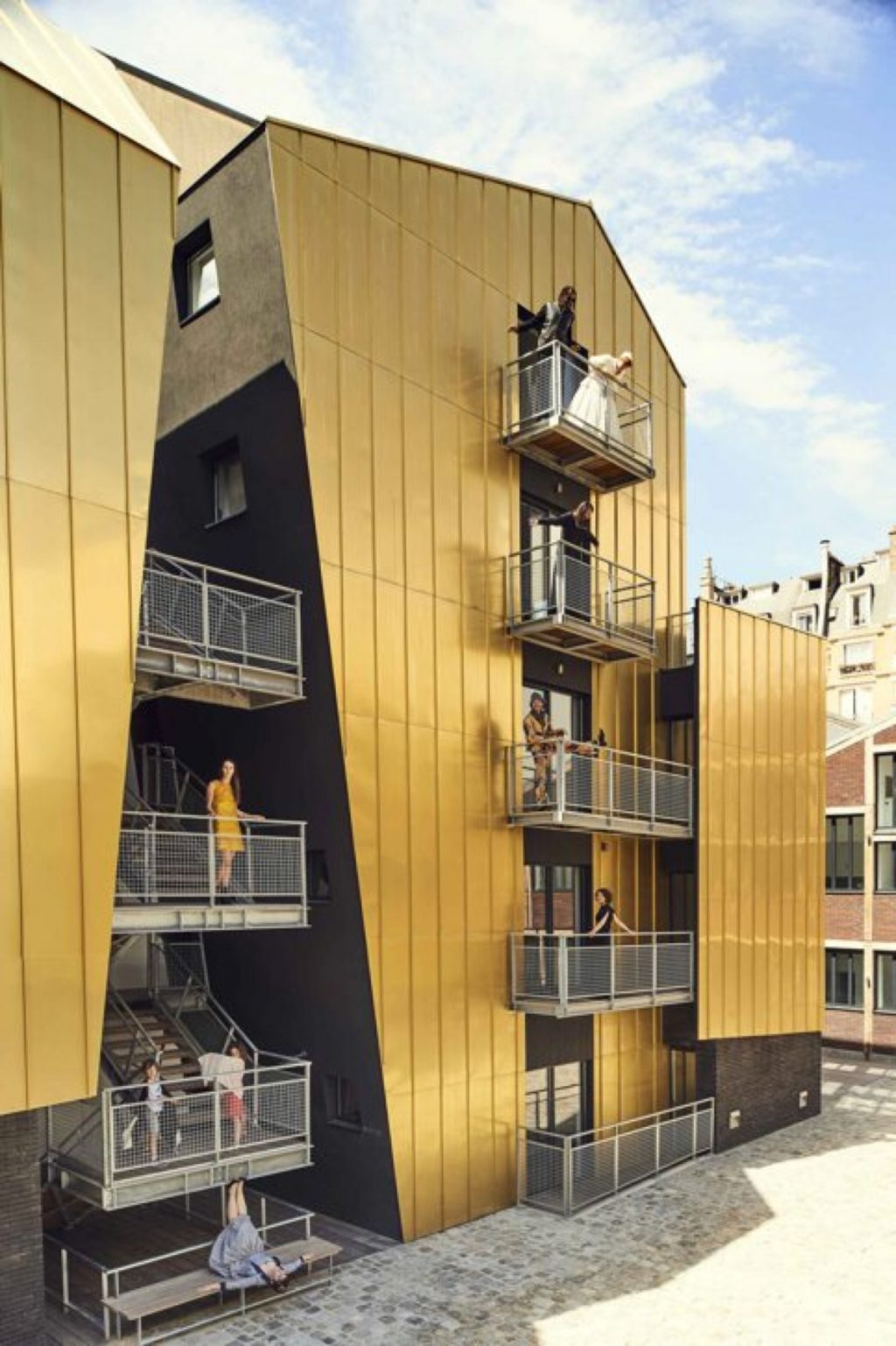 Στο Παρίσι, μια κοινόχρηστη αστική αυλή επενδεδυμένη με χρυσό
