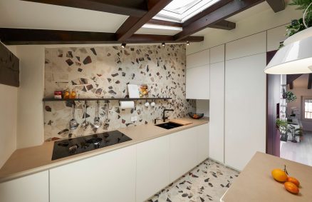 Kitchen with ceramic cocci effect coating and Eden lamp by Torremato