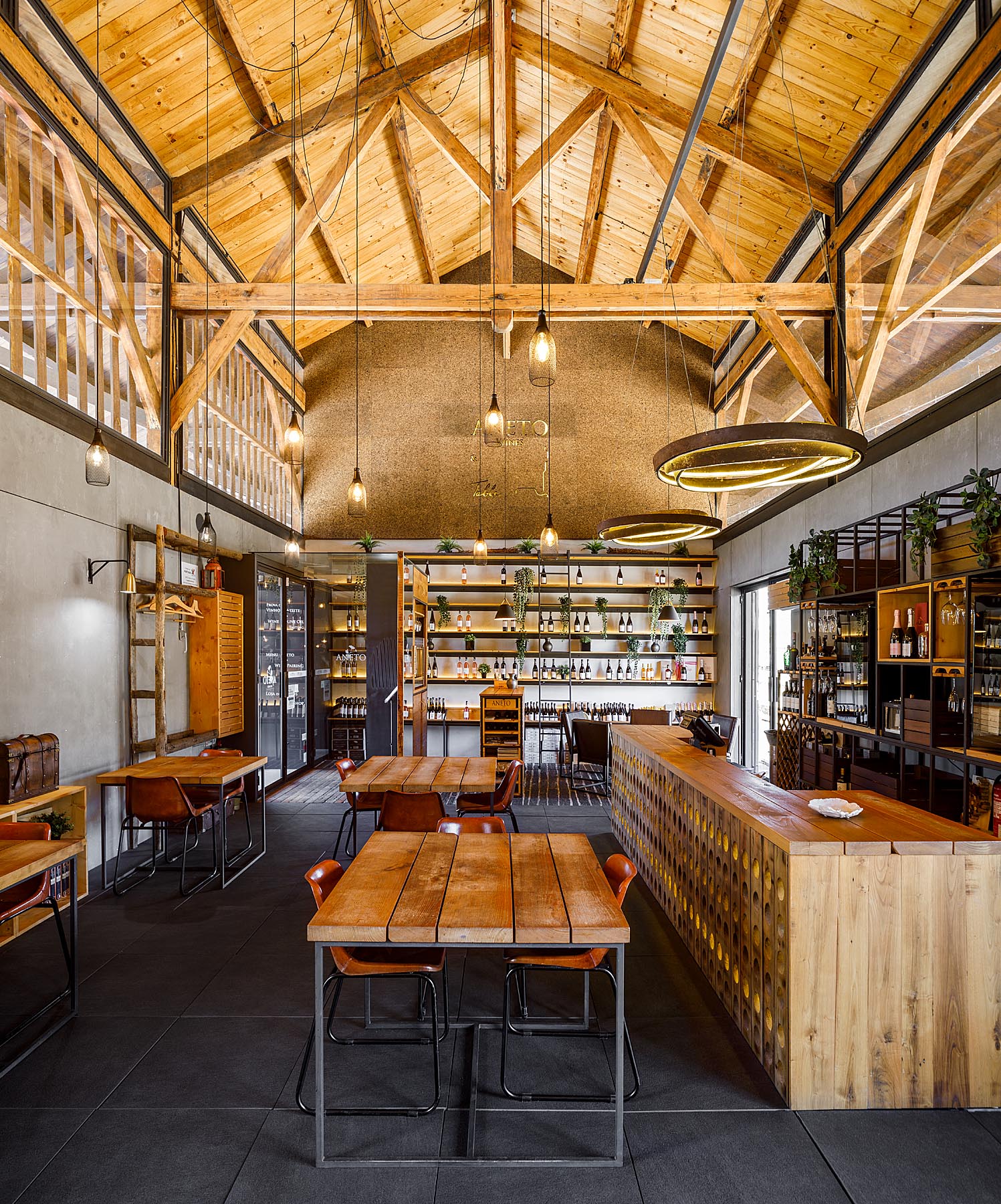Ex magazzino ferroviario trasformato in ristorante incentrato sul vino nell’Alto Douro
