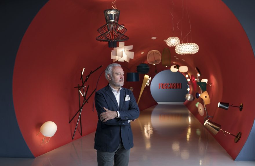 Ingo Maurer betritt das Kreativzentrum von Foscarini