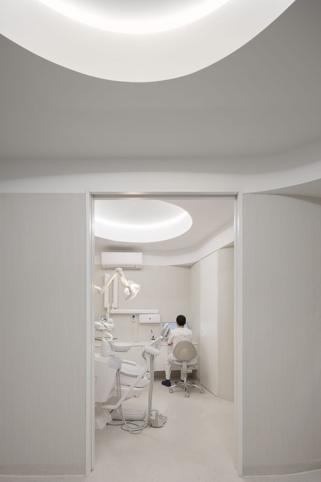 Centro odontoiatrico MOOD Medicina Dentaria Tsou Arquitectos photo credits Ivo Tavares