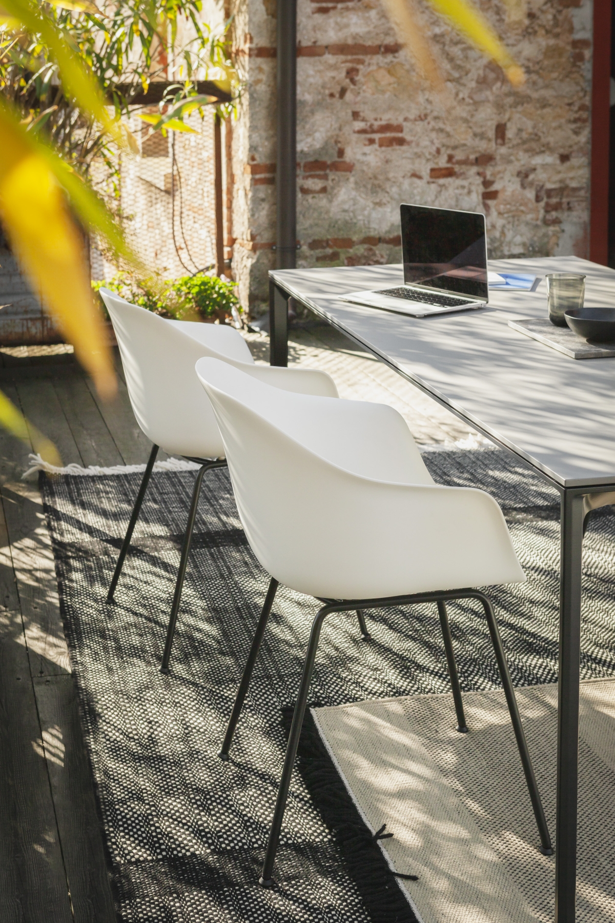 SEELA a pozzetto: la nuova variante outdoor della poltroncina di Lapalma che unisce comfort e personalizzazione