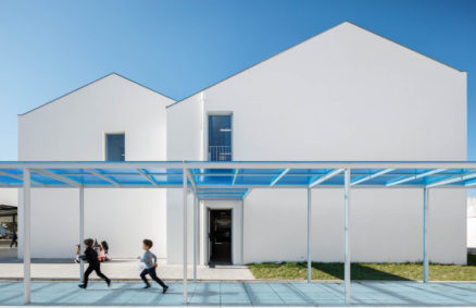 A colorful elementary school by ARTE TECTONICA