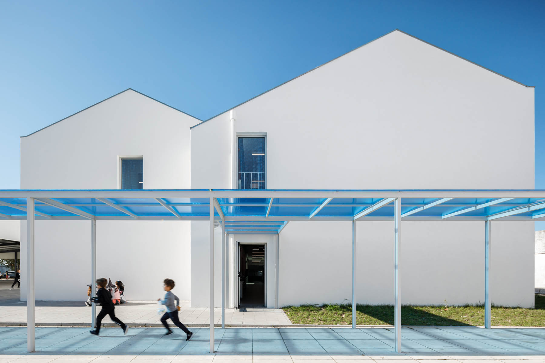 Una scuola elementare colorata ad Aveiro in Portogallo, l’innovativo progetto di ARTE TECTóNiCA