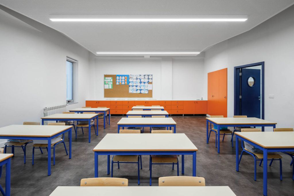 Una scuola elementare colorata by ARTE TECTONICA interno