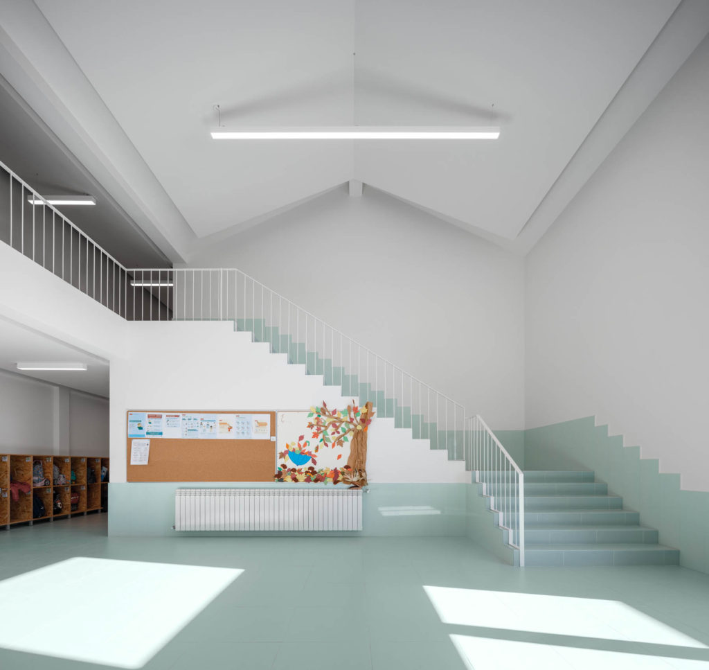 Una scuola elementare colorata by ARTE TECTONICA interno