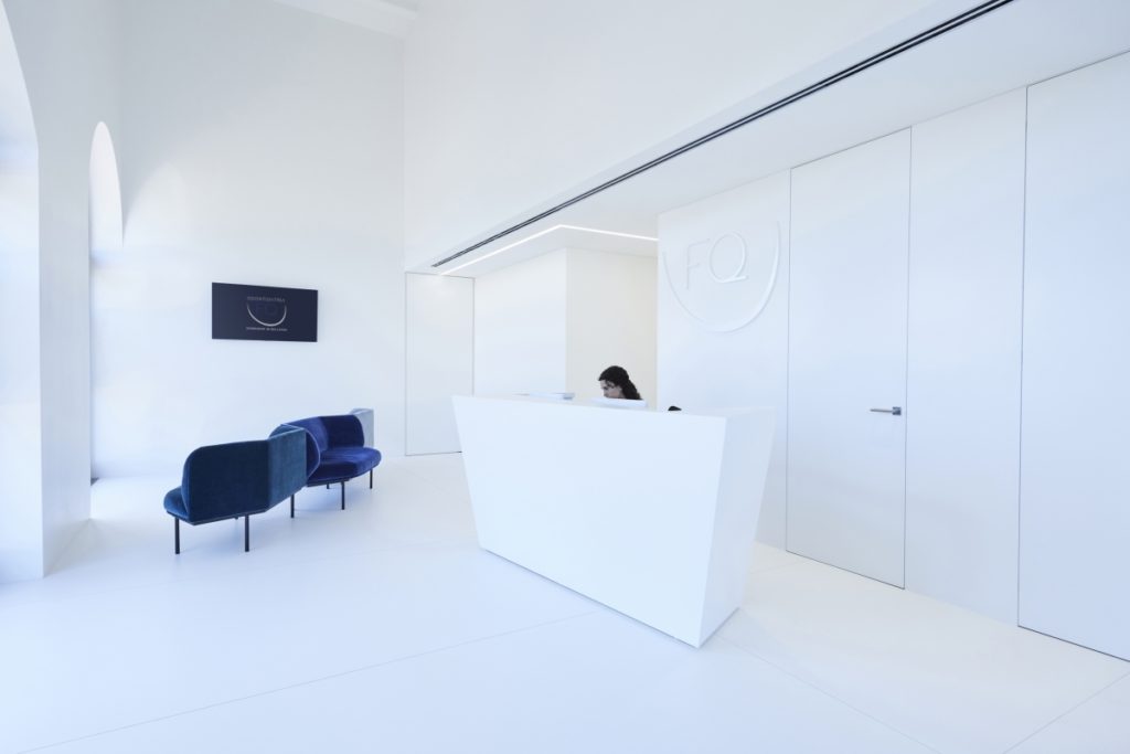 Blanco pureza y elegancia. FQ Boutique Dental. Estudio Svetti Arquitectura