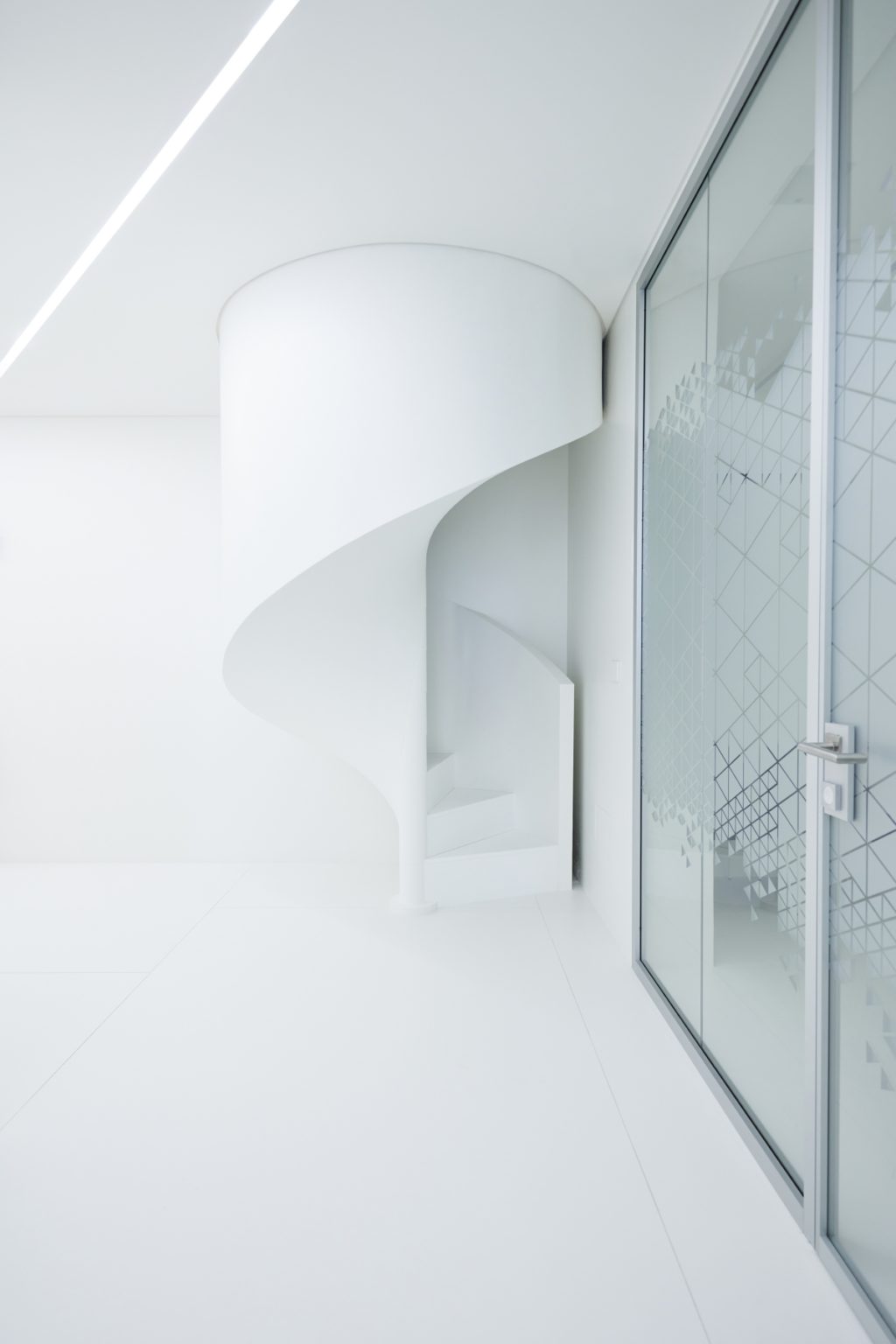 White purity and elegance. FQ Boutique Dental. Studio Svetti Architecture