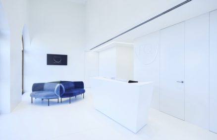 Λευκή αγνότητα και κομψότητα. FQ Boutique Dental. Studio Svetti Architecture