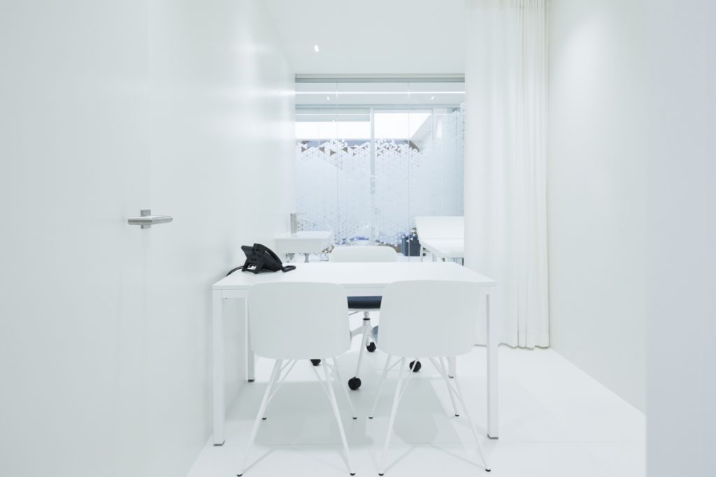 Bianco purezza ed eleganza. FQ Boutique Dentaire. Studio Svetti Architecture