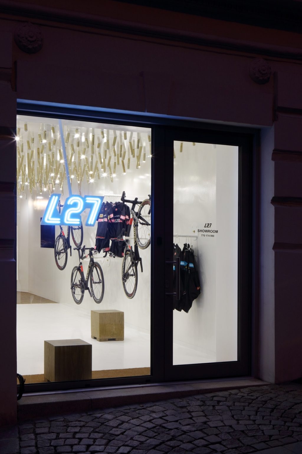 L27 Bike Shop Praga minimalismo sofisticado con Himacs Foto © Robert Zakovic