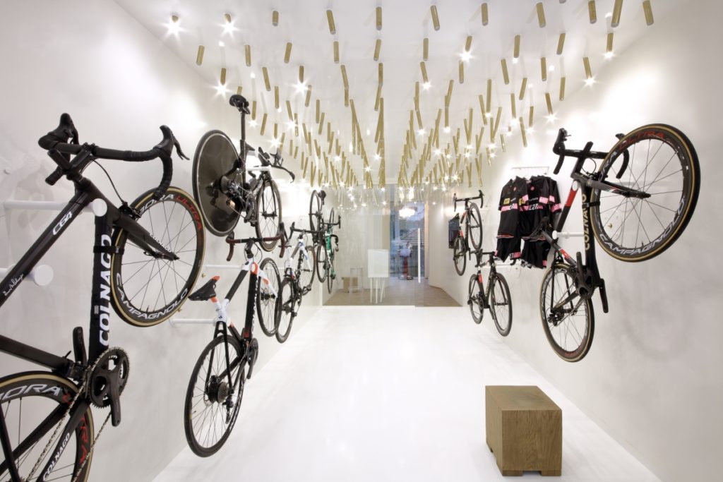 L27 Bike Shop Praga minimalismo sofisticado con Himacs Foto © Robert Zakovic